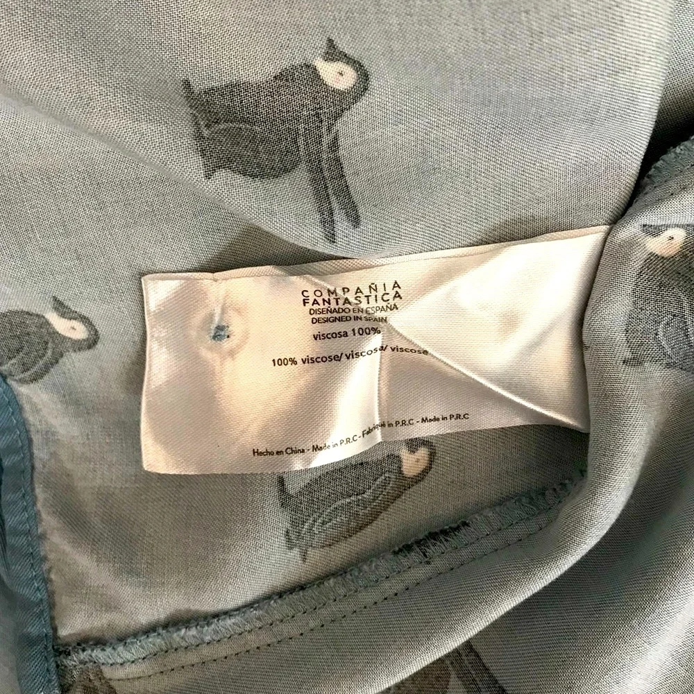 🔴 4/$15 Penguin print blue long ruffle edge sleeve viscose blouse size M in EUC - Picture 15 of 16